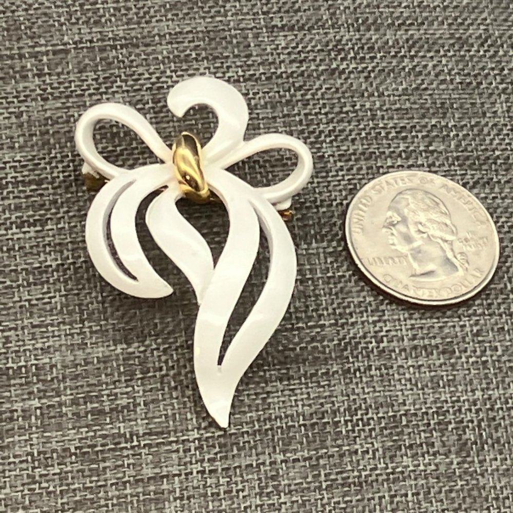 Monet Ribbon Bow Pin Brooch As Is Cream Enamel Gold Retro Vintage Soft Girl
